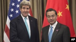 美國國務卿克里（左）在北京APEC會議期間與中國外長王毅會面。