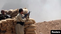 FILE - ກອງກຳລັງຊາວ Kurdish ທີ່ເອີ້ນວ່າ "peshmerga" ກຳລັງຍາມ ລະຫວ່າງປະຕິບັດການປ້ອງກັນຢ່າງເຂັ້ມງວດ ເພື່ອຕໍ່ຕານພວກ ກໍ່ການຮ້າຍນັກລົບລັດອິສລາມ ຢູ່ນອກເຂດແຂວງ Nineveh, ວັນທີ 6 ສິງຫາ 2014.