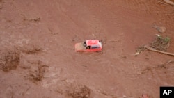 Esta foto aérea muestra a un vehículo en medio del lodo tras el derrumbe de una presa en Brumadinho, Brasil, el sábado 26 de enero del 2019. 