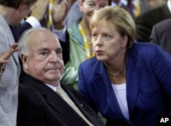File : Oct. 1, 2010 Chansela Angela Merkel, kulia, na Chansela wa zamani Helmut Kohl
