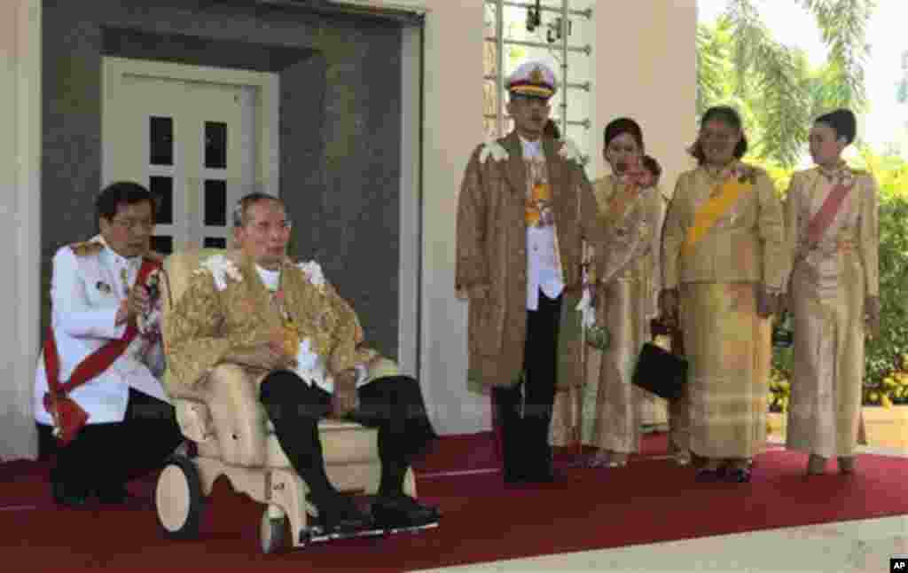 Raja Thailand Bhumibol Adulyadej (kedua dari kiri) Putra Mahkota Vajiralongkorn (ketiga dari kiri), Putri Chulabhorn, Putri Sirindhorn, dan Putri Permaisuri Srirasm (kanan), tiba di Istana Klai Kangwon sebelum upacara perayaan ulang tahun Raja yang ke-86 di provinsi Prachuap Khiri Khan di Thailand, 2013.&nbsp;(AP/Biro Rumah Tangga Istana)
