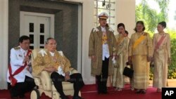 This photo released by Thailand's Royal Household Bureau shows Thai King Bhumibol Adulyadej, second from left, along with Crown Prince Vajiralongkorn, third from left, Princess Chulabhorn, Princess Sirindhorn, and Consort Princess Srirasm.