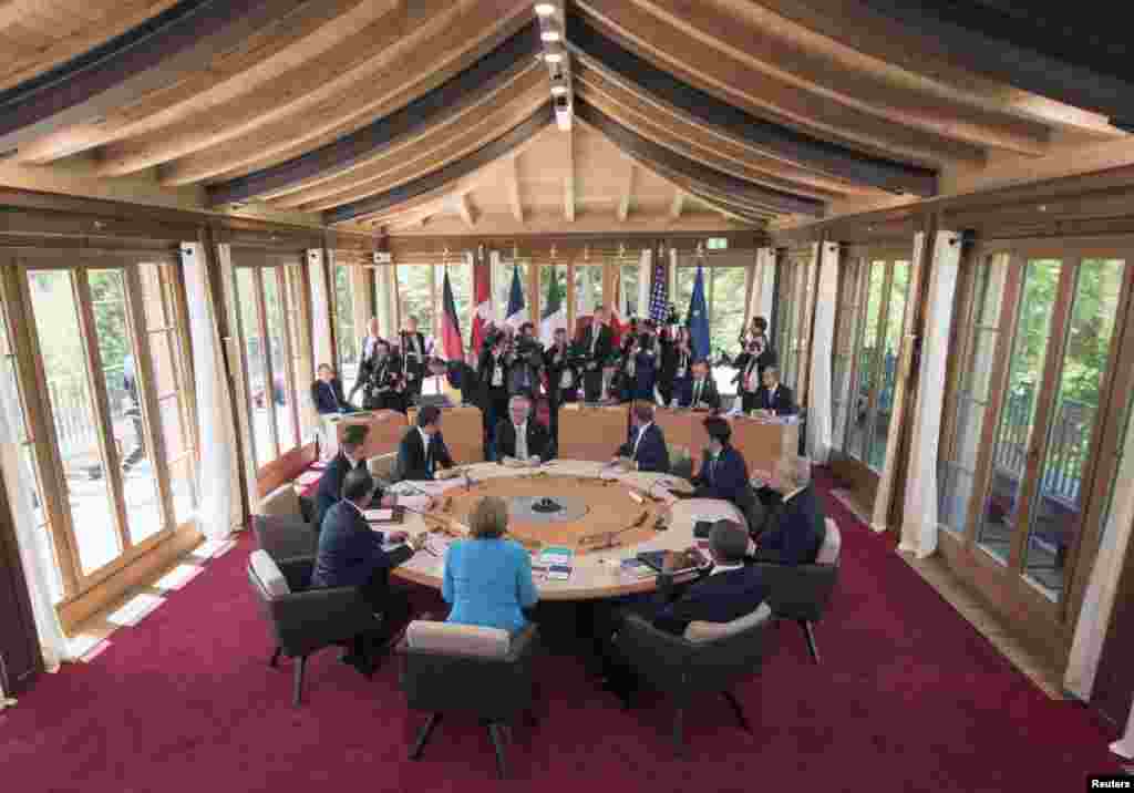 美国、法国、英国、意大利、德国、日本、加拿大七国首脑和欧盟领导人在德国克林镇参加七国集团首脑会议第一次会议。（2015年6月7日）