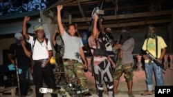 Abu Misry Mama (រូប​ឆ្វេង) ជា​អ្នក​នាំ​ពាក្យ​របស់​ក្រុម​អ្នក​ប្រយុទ្ធ​ដើម្បី​សេរីភាព​ឥស្លាម Bangsamoro ដែល​ជា​ក្រុម​ផ្តាច់​ខ្លួន​ពី​ក្រុម​ឧទ្ទាម Moro Islamic Liberation Front (MILF) ហើយ​តែងតែ​ចង់​ប្រកាស​ឯករាជ្យ។