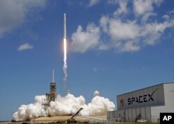 '드래곤' 화물캡슐을 탑재한 '팰컨 9'로켓이 14일 플로리다주 케이프 캐너버럴 케네디 우주센터에서 발사되고 있다.