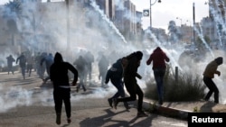 7일 요르단 서안지구 베이트엘 유대인 정착촌 인근에서 팔레스타인인들이 미국의 예루살렘 수도 선언에 대한 항의 시위를 벌이던 중 이스라엘 군이 발사한 최루가스를 피해 달아나고 있다.