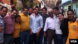 En la imagen, el dirigente juvenil chileno, Felipe Cuevas (centro) con otros activistas en Caracas, Venezuela. (Foto: Twitter)