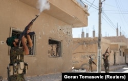 Para kombatan dari Unit Perlindungan Rakyat menembak drone yang dioperasikan militan ISIS di Raqqa, Suriah, 16 Juni 2017. (Foto: Reuters/Goran Tomasevic)