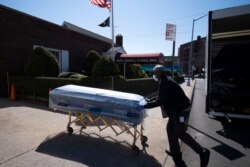 Seorang petugas mengantarkan peti jenazah ke Rumah Duka Gerard Neufeld selama pandemi virus corona di wilayah Queens, New York, 27 Maret 2020. (Foto: dok).
