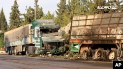 Hình do một nhóm chống chính phủ Syria cung cấp cho thấy các xe tải chở hàng cứu trợ bị hư hại ở Aleppo, Syria, ngày 20/9/2016.