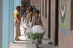 ယီမင်နိုင်ငံ Sana'a မြို့မှာ ကမ္ဘာ့စားနပ်ရိက္ခာအဖွဲ့ (WFP) က ကူညီထောက်ပံ့ပေးတဲ့ ရိက္ခာထုပ်တွေကို သယ်နေတဲ့ မြင်ကွင်း။ (စက်တင်ဘာ ၁၇၊ ၂၀၂၀)