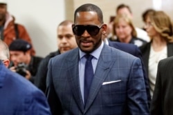 Penyanyi R&B R. Kelly tiba untuk persidangan nafkah anak di pengadilan Cook County, Chicago, Illinois, 6 Maret 2019. (Foto: Kamil Krzaczynski/Reuters)