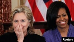 Ibu negara AS Michele Obama bersama mantan Menteri Luar Negeri Hillary Clinton. Data pribadi keduanya muncul di sebuah laman peretas. (Foto: Dok)