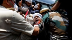 在新德里发生的一次反对中国的抗议期间，警察拘捕一名印度教民族主义活动人士。(2020年6月17日)