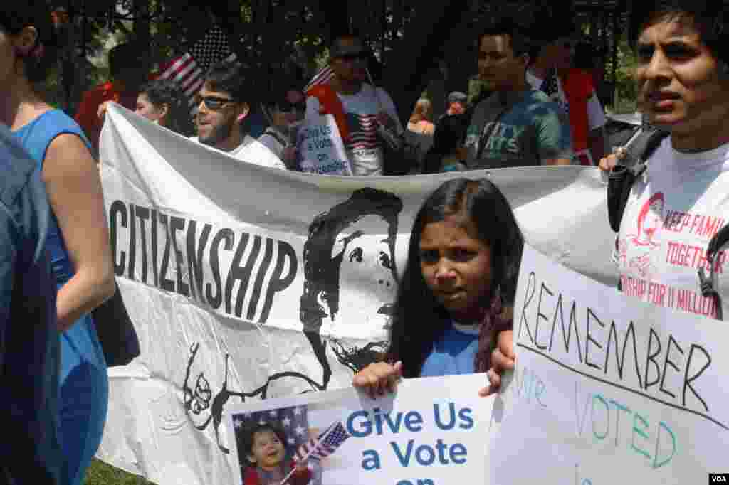 Los jóvenes activistas llamados soñadores, inmigrantes y familias enteras tomaron parte de la marcha.