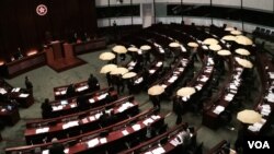 多名香港泛民主派立法會議員，在政務司司長林鄭月娥宣讀第二輪政改諮詢聲明前，撐起黃傘離場抗議。（美國之音特約記者湯惠芸攝）