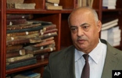 Jamal Abdel-Majeed Abdulkareem, direktur sementara perpustakaan Baghdad dan arsip di Perpustakaan Nasional Baghdad di Irak, 28 Juli 2015.