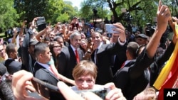 El presidente Mario Abdo Benítez (centro-izq.) y el presidente interino de Venezuela, Juan Guaidó posan con residentes venezolanos en Asunción, Paraguay el 1 de marzo de 2019. Foto Presidencia Paraguay vía AP.