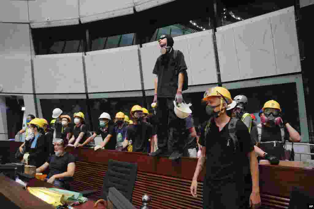 کارگران معترض هنگ کنگی روز دوشنبه چند ساعتی پارلمان این کشور را اشتغال کردند. هزاران هنک گنگی به دخالت های چین در این کشور معترض هستند.&nbsp;