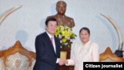 ທ່ານນາງປານີ ຢາທໍຕູ້ ປະທານສະພາແຫ່ງຊາດລາວຈັບມືກັບ ປະທານປະເທດຫວຽດນາມ ໃນຂະນະທີ່ທ່ານເດີນທາງມາຢ້ຽມຢາມລາວ ໃນເດືອນກຸມພາ 2012