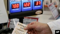 Un client achète un billet de loterie à Omaha, Nebraska, le 23 août 2017. 