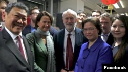 Terduga mata-mata China, Christine Lee (baju biru) bersama Ketua Partai Buruh Inggris saat itJeremy Corbyn (tengah) dan beberapa tokoh Partai Buruh lainnya pada foto 12 Februari tahun 2016 (foto:dok).