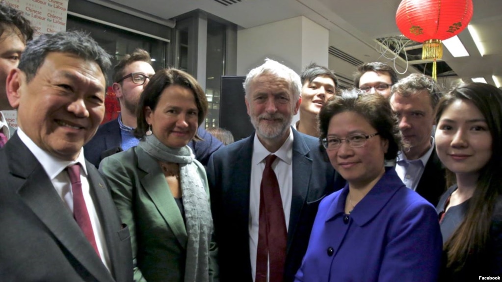 资料照片：李贞驹（右2）与英国工党领导人等合影。（2016年2月12日）(photo:VOA)