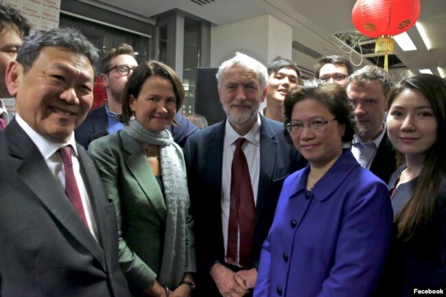 Christine Lee (tengah, kanan) terlihat bersama pemimpin Partai Buruh saat itu Jeremy Corbyn (tengah) dan anggota parlemen Partai Buruh Catherine West (tengah, kiri) dalam foto yang diunggah ke laman Facebook British Chinese Project, 12 Februari 2016.