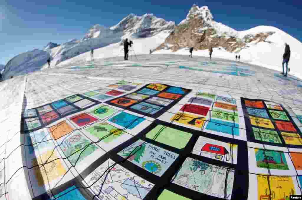 ۱۰۰ هزار کارت پستال از نقاط مختلف جهان بر فراز کوههای سوئیس برای ثبت رکورد کتاب گینس به عنوان بزرگترین ترین کارت پستال جهان کنار هم قرار گرفتند. این کارتها حامل پیامهایی در اعتراض به تغییرات اقلیمی هستند.