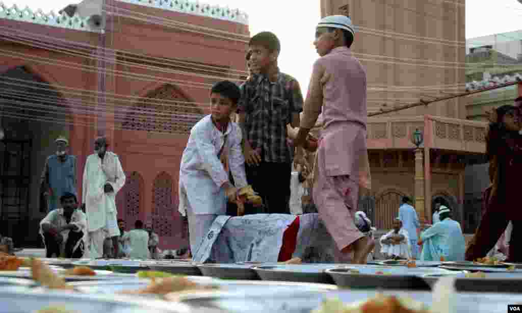 افطار میں بڑوں کا ہاتھ بٹاتے بچے
