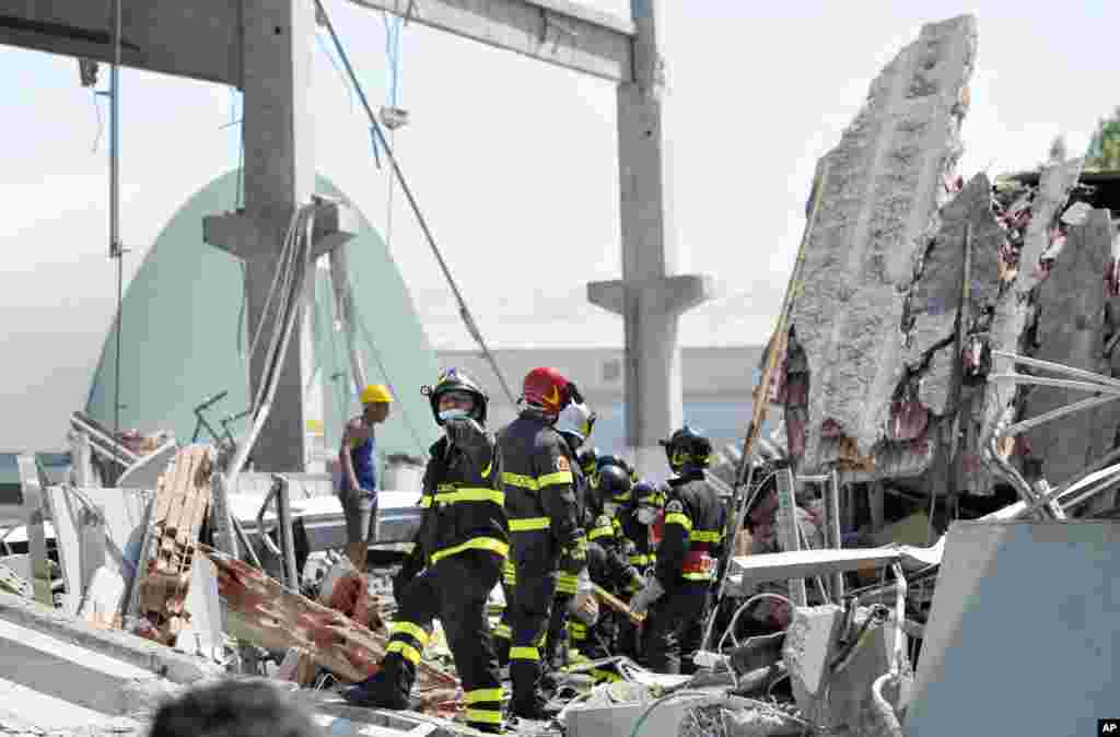 Пожежники розбирають завали на місці, де стояв завод у місті Мірандола.