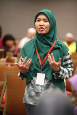 Lia Amelia yang pernah diperlakukan berbeda oleh sesama Muslim membagi kisahnya di Muktamar IMSA, di Chicago, Illinois, 26 Desember 2019. (Foto:VOA/Karlina)