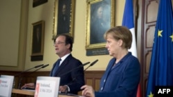 Франсуа Олланд та Анґела Меркель на прес-конфереції в Штральзунді 