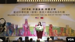 台湾总统蔡英文在洛杉矶侨宴上发表讲话(美国之音记者李逸华拍摄)