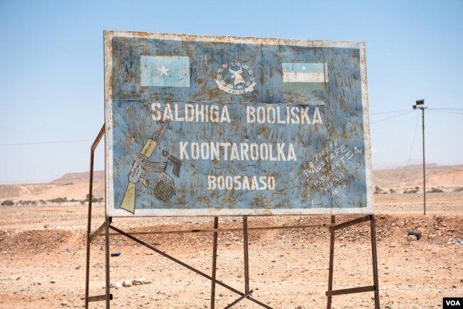 A sign marks a checkpoint and warns against illegal weapons in the desert leading to the city of Bossaso in the semi-autonomous state of Puntland in northern Somalia, March 25, 2018. (J. Patinkin/VOA)