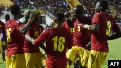 Les joueurs de l'équipe nationale de Guinée célèbrent leur but lors du match de qualification de la Coupe d'Afrique des Nations 2019 contre la Côte d'Ivoire, à Bouaké, le 10 juin 2017.