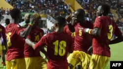 Les joueurs de l'équipe nationale de Guinée célèbrent leur but lors du match de qualification de la Coupe d'Afrique des Nations 2019 contre la Côte d'Ivoire, le 10 juin 2017.