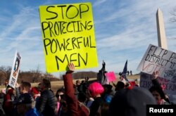 지난 1월 워싱턴 DC에서 열린 '여성행진'에서 참가자들이 플래카드를 들고 행진하고 있다.