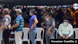 Cientos de personas en un puesto de vacunación contra COVID-19 en Managua, Nicaragua. [Foto Houston Castillo, VOA]