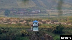 북-중 접경지역인 중국 린장 시에서 바라본 북한. 압록강 유역의 북한 군 초소가 보인다. (자료사진)