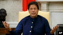 PM Pakistan Imran Khan mengecam penghapusan "status khusus" Kashmir oleh India.