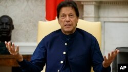 عمران خان کے بقول پاکستان اور بھارت ایک دوسرے کی آنکھوں میں آنکھیں ڈال کر کھڑے ہیں۔ (فائل فوٹو)