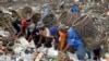 FILE - Pemulung mencari barang untuk didaur ulang di tempat pembuangan sampah di Desa Galuga, Bogor, Jawa Barat, 3 Juni 2013. (REUTERS/Supri)