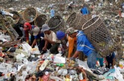 Pemulung mencari barang untuk didaur ulang di tempat pembuangan sampah di Desa Galuga, Bogor, Jawa Barat, 3 Juni 2013. Presiden Joko Widodo meminta kemiskinan dientaskan pada 2024. (Foto: REUTERS/Supri)