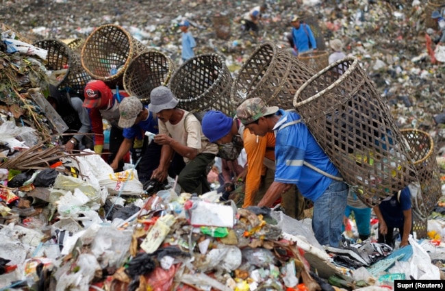 Pemulung mencari barang untuk didaur ulang di tempat pembuangan sampah di Desa Galuga, Bogor, Jawa Barat, 3 Juni 2013. Presiden Joko Widodo meminta kemiskinan dientaskan pada 2024. (Foto: REUTERS/Supri)