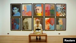 Las imágenes fueron descubiertas cuando un artista accidentalmente encontró un video en Youtube que presentaba a Warhol con la computadora Commodore Amiga realizando arte digital.