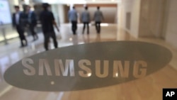 The corporate logo of Samsung Electronics Co. is seen at its shop in Seoul, South Korea, Oct. 12, 2016.