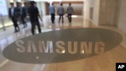 The corporate logo of Samsung Electronics Co. is seen at its shop in Seoul, South Korea, Oct. 12, 2016.