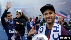 Neymar tient son trophée après avoir remporté le titre de champion de France, Rennes, le 12 mai 2018. 