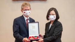台湾总统蔡英文（右）于9月3日追赠捷克已故参议院议长柯佳洛（Jaroslav Kubera）勋章，由捷克参议院议长维斯特奇尔（Miloš Vystrčil）（左）代表接受。 （台湾总统府提供）
